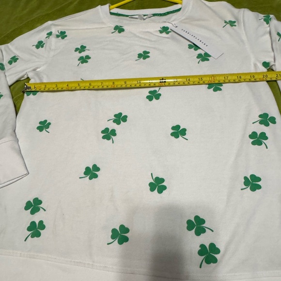 Jane + Delancey St.Patricks Day White Crew Neck Sweatshirt w/ Green Clover Sz M - Picture 9 of 11